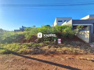 Vista externa de uma residência com vegetação no primeiro plano.