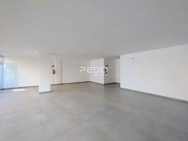 Vista interna de um corredor amplo e iluminado em um imóvel.