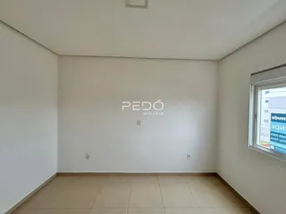 Ambiente interno de uma sala com piso de cerâmica clara.