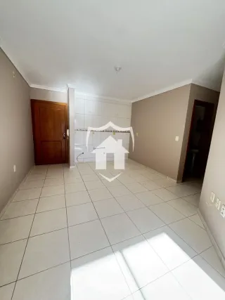 Hall com piso cerâmico e portas de madeira na residência.