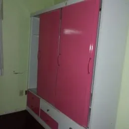 Armários de armazenamento brancos e rosa em um ambiente interno.