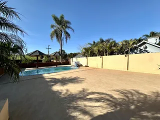 Vista externa mostrando uma área de piscina e muro em Lajeado.