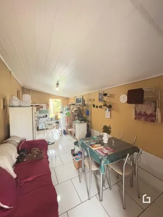 Foto de uma sala de estar com piso de cerâmica e móveis.