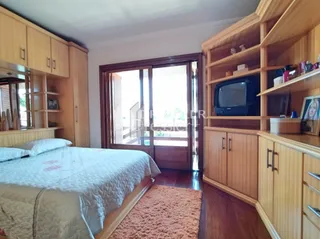 Quarto com armário e cama de madeira.