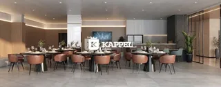 Ambiente de jantar moderno com mesa de madeira e cadeiras em um espaço amplo.