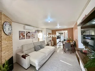 Sala de estar com sofá grande e decoração moderna.