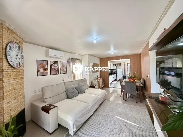 Sala de estar com sofá grande e decoração moderna.