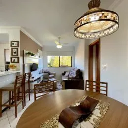 Foto de uma mesa de madeira em um ambiente interno.
