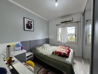 Quarto com cama e janela em um imóvel no Brasil.