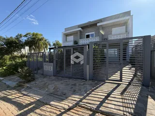 Fachada de uma residência moderna com portão de ferro.