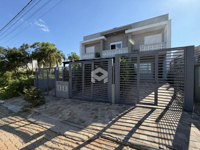 Fachada de uma residência moderna com portão de ferro.