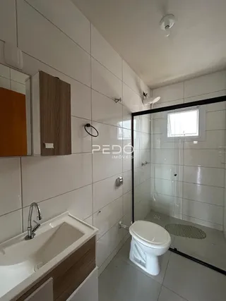 Foto de um banheiro moderno com azulejos brancos e box de vidro.