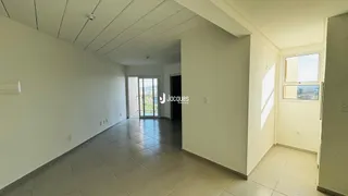 Corredor interno de uma residência com piso de cerâmica.