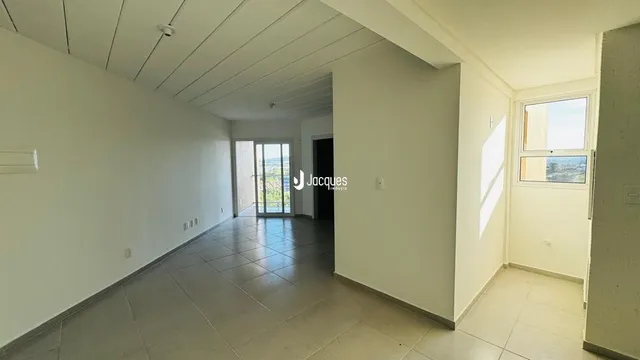 Corredor interno de uma residência com piso de cerâmica.