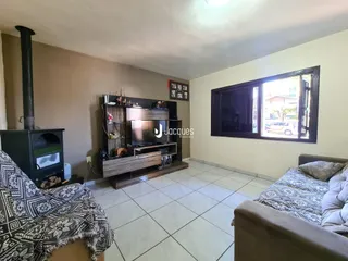 Sala de estar com lareira e grande janela no ambiente.