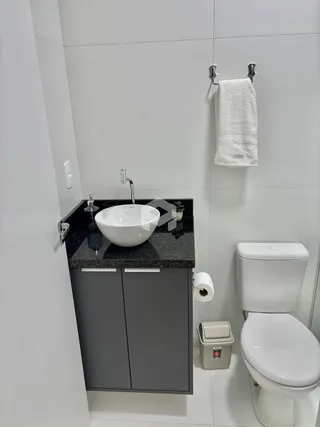 Foto de um banheiro com pia e vaso sanitário em um imóvel.