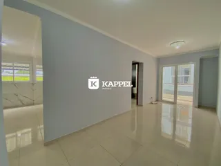 Hall de entrada com piso de porcelanato claro e vista para o jardim.
