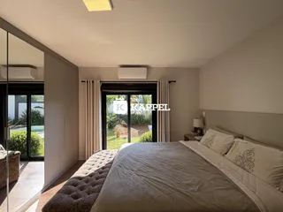 Este é um quarto com cama grande e vista para o exterior.