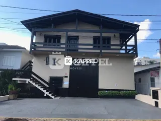 Fachada de uma casa de dois andares em Lajeado, Brasil, com escadaria externa.