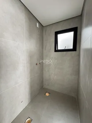 Foto de um banheiro com revestimento de cerâmica cinza claro.