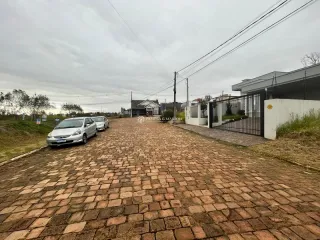 Foto da fachada de uma residência em Lajeado, Brasil, mostrando a entrada pavimentada.