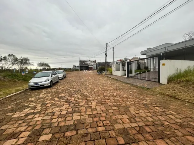 Foto da fachada de uma residência em Lajeado, Brasil, mostrando a entrada pavimentada.