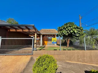 Fachada de uma casa em Lajeado, Brasil, com cerca e vegetação.