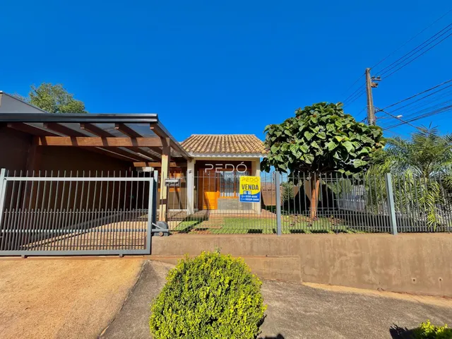 Fachada de uma casa em Lajeado, Brasil, com cerca e vegetação.