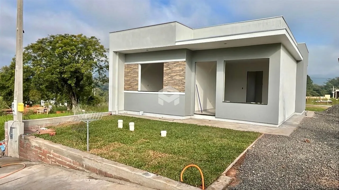 Fachada de uma casa moderna em construção em Lajeado, Brasil.