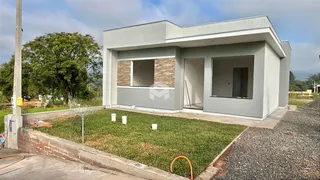 Fachada de uma casa moderna em construção em Lajeado, Brasil.