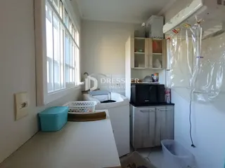 Foto de uma cozinha com janela e armários brancos em Lajeado.