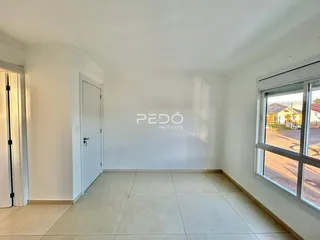 Ambiente interno com piso de cerâmica e janela de grande porte.