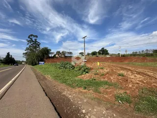 Vista de uma estrada e terreno aberto em Lajeado.