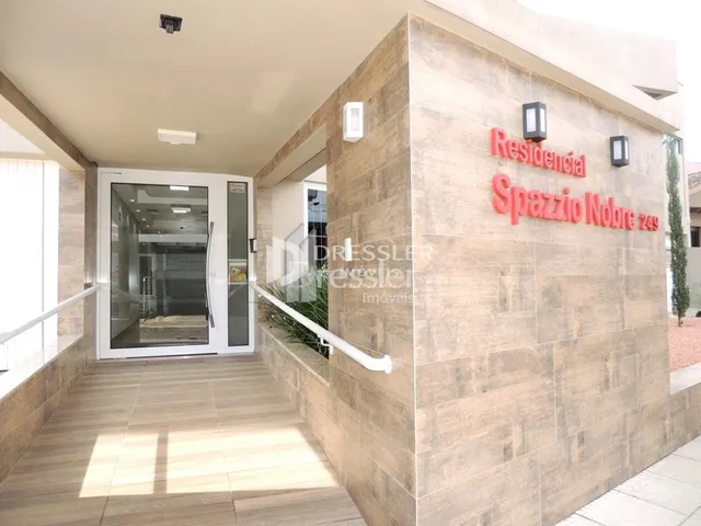 Hall de entrada com piso de cerâmica e parede texturizada em uma residência.