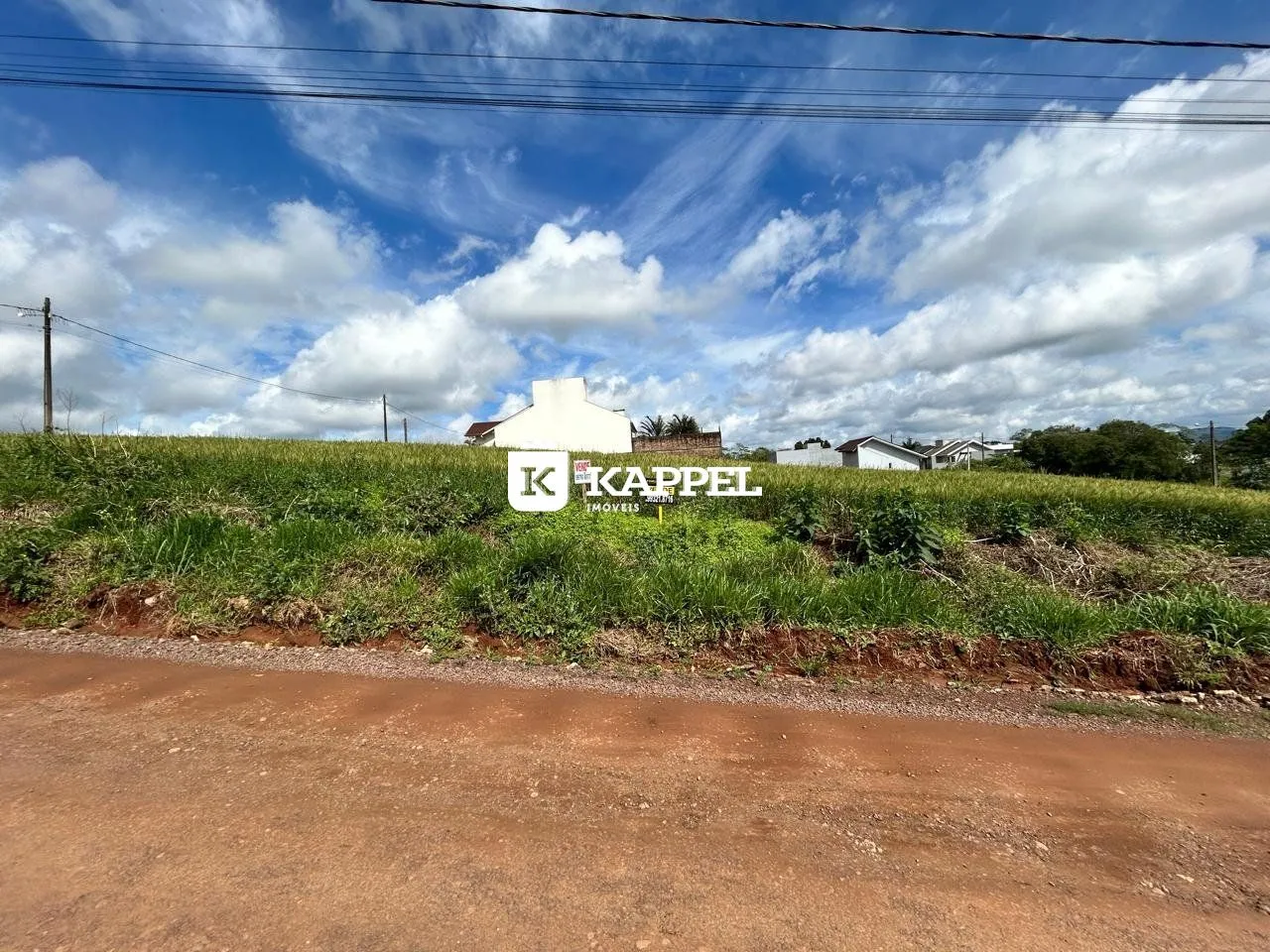 Vista externa de uma propriedade rural em Lajeado, Brasil, com vegetação ao redor.