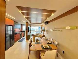 Ambiente interno de uma casa moderna com cozinha e sala de jantar.