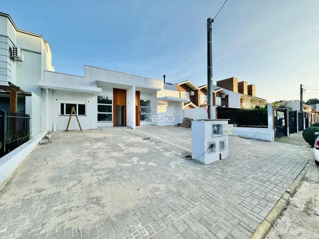 Fachada de uma residência em Lajeado, Brasil, com área externa pavimentada.