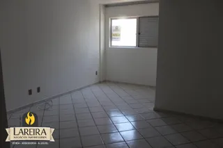 Hall de entrada com piso de cerâmica e paredes brancas.