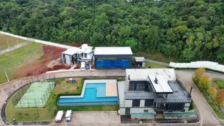 Vista aérea de uma propriedade com piscina e quadra de tênis em Lajeado.