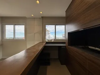 Vista interna de uma área de cozinha com janelas amplas.