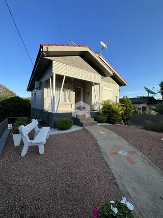 fachada de uma casa residencial em Lajeado, Brasil, com jardim e calçada.