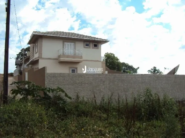 Fachada de uma residência em Lajeado, Brasil, com vegetação na frente.