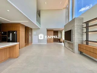 Imagem de um ambiente interno moderno com piso claro e painel de madeira.