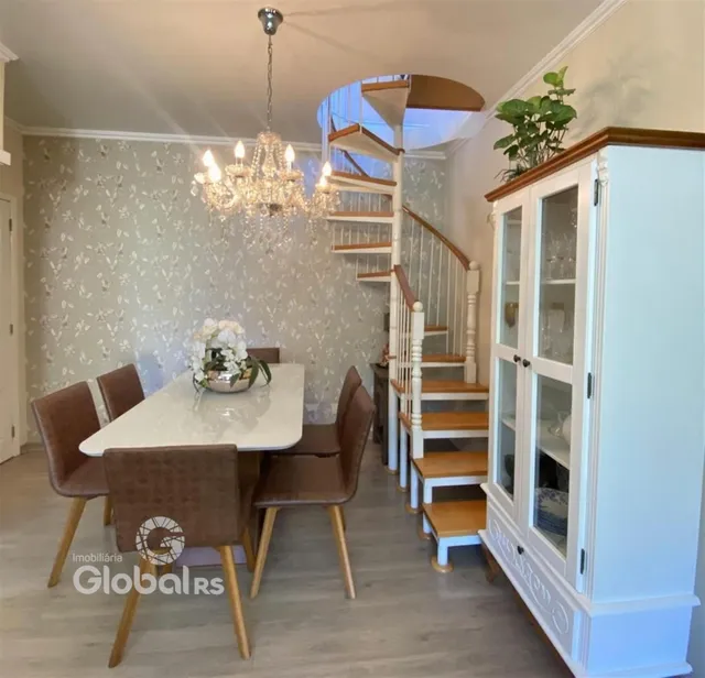 Sala de jantar com mesa e estante em ambiente residencial.