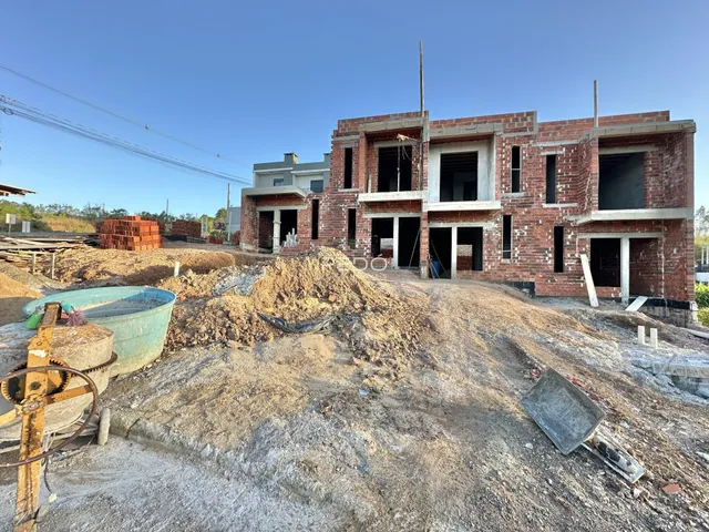 Fachada de uma construção em Lajeado, Brasil, mostrando a estrutura em fase de obra.
