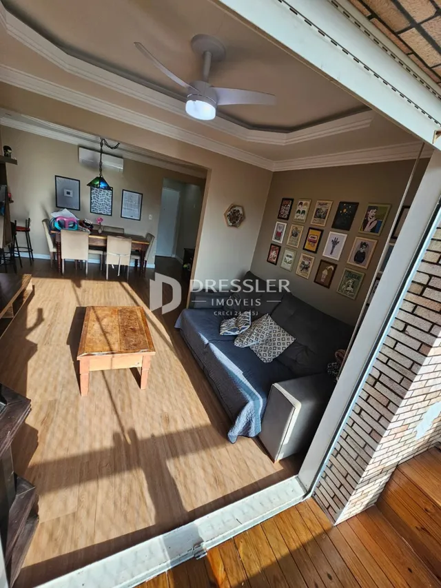 Ambiente interno com piso de madeira e teto com ventilador de teto.