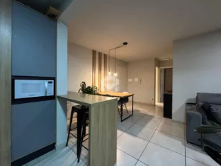 Interior de uma sala de estar com piso de cerâmica e móveis modernos.