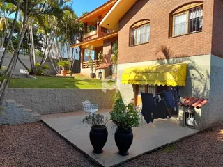 Fachada de uma residência em Lajeado, Brasil, com jardim e pátio.