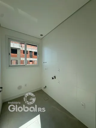 Vista interna de um ambiente com paredes brancas e piso cinza claro.