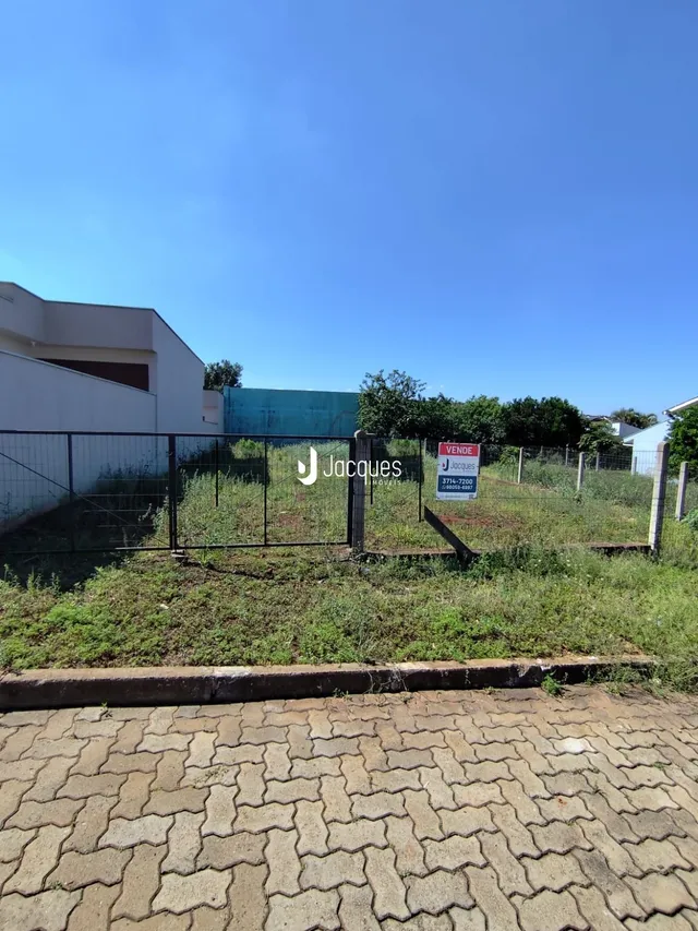 Foto da cerca e do terreno de uma propriedade em Lajeado.